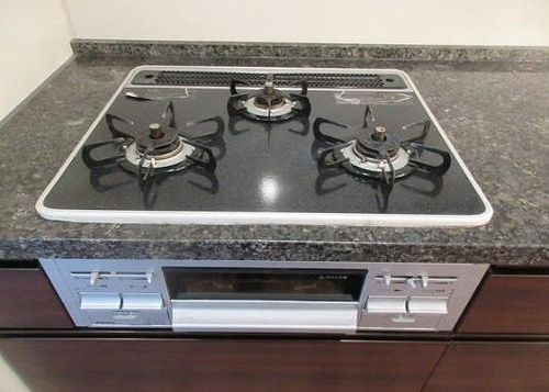 プラウドタワー武蔵浦和レジデンスの設備|３口コンロ、グリル　※2026.1撮影