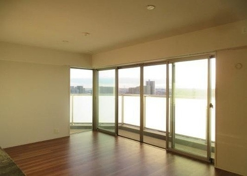 プラウドタワー武蔵浦和レジデンスの居間・リビング|LDKからのL字バルコニー※2026.1撮影