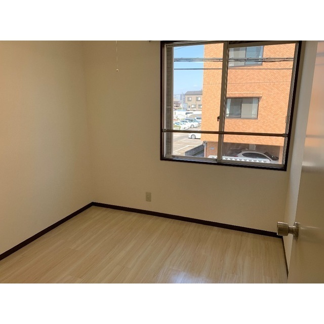 ハイツ green woodの居間・リビング|こちらのリビングで趣味の時間をお楽しみください