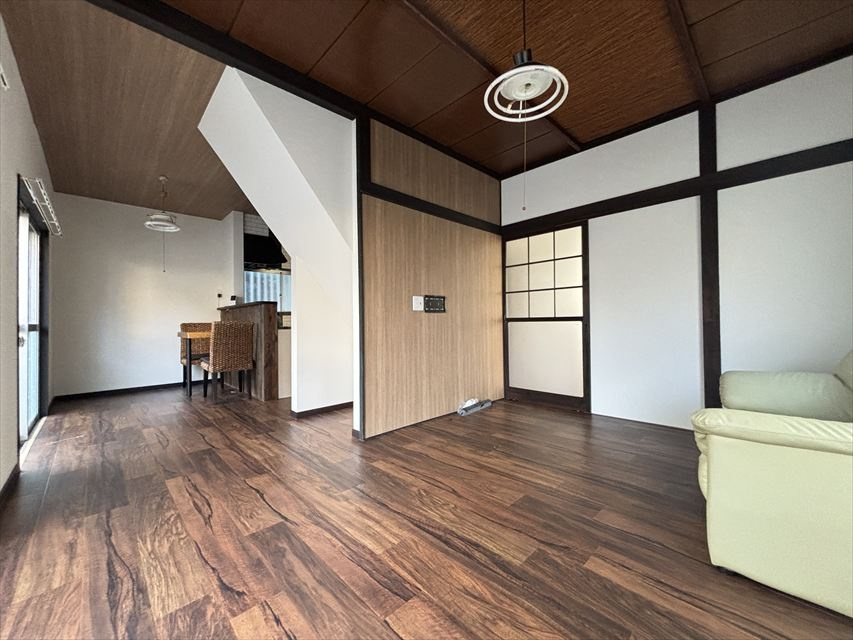 villageⅠの居間・リビング|机、椅子、ソファーは残置