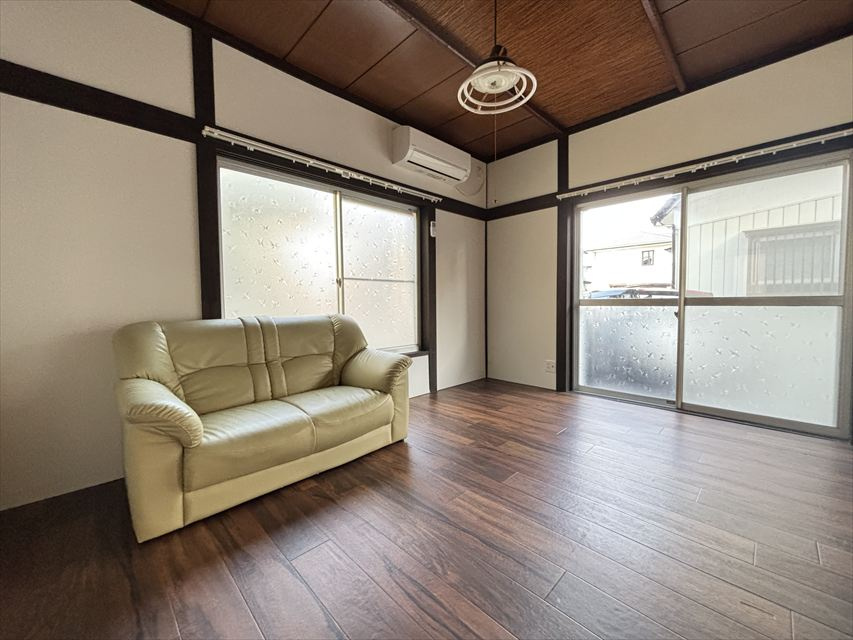 villageⅠの居間・リビング|机、椅子、ソファーは残置