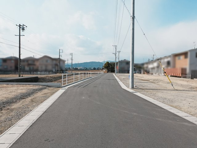 【前面道路含む現地写真】 | 津市美川町　９区画宅地分譲 | 分譲地内前面道路