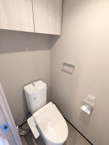 エスレジデンス浅草clarityのトイレ|温水洗浄便座、ペーパーホルダーの上にスマホストレージ付きです