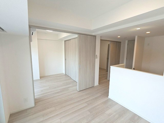 エスレジデンス浅草clarityの設備|カウンターキッチン、リビングと各洋室にエアコンと照明付きです、インターネットWi-Fi無料、ペット可小型犬or猫1匹