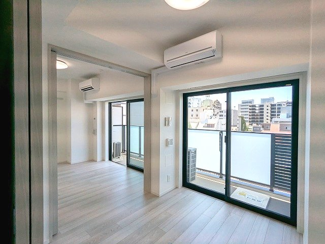 エスレジデンス浅草clarityの設備|3.9帖洋室、リビングと各洋室にエアコンと照明付きです、インターネットWi-Fi無料、ペット可小型犬or猫1匹