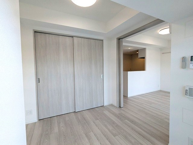 エスレジデンス浅草clarityの設備|3.9帖洋室、リビングと各洋室にエアコンと照明付きです、インターネットWi-Fi無料、ペット可小型犬or猫1匹