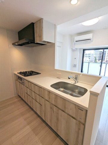 エスレジデンス浅草clarityの設備|グリル付ガス3口システムカウンターキッチン、奥の物も取り出しやすいスライド収納、瀟洒でお手入れ楽なガラストップコンロです、広々のシンクです