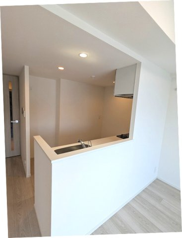 エスレジデンス浅草clarityの設備|冷蔵庫置場など家電配置しやすいスペースあります、グリル付ガス3口システムカウンターキッチン、奥の物も取り出しやすいスライド収納、瀟洒でお手入れ楽なガラストップコンロです、広々のシンクです