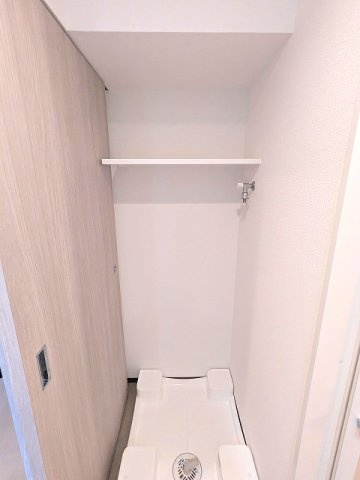 エスレジデンス浅草clarityの設備|洗面室の洗濯機置場、排水口のお手入れし易い様に手前中央に配置し、足高の防水パンです