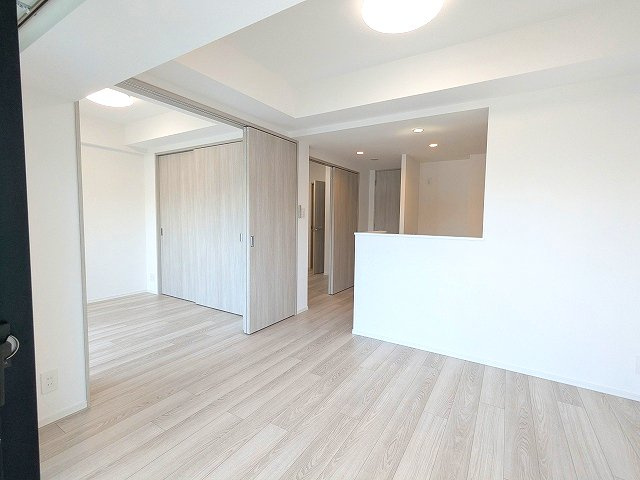 エスレジデンス浅草clarityの内装|カウンターキッチン、リビングと各洋室にエアコンと照明付きです、インターネットWi-Fi無料、ペット可小型犬or猫1匹