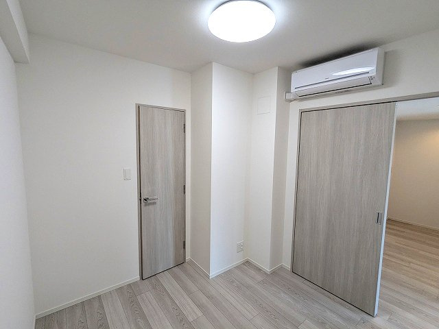 エスレジデンス浅草clarityの設備|4帖洋室、ウォークインクローゼット、リビングと各洋室にエアコンと照明付きです、インターネットWi-Fi無料、ペット可小型犬or猫1匹