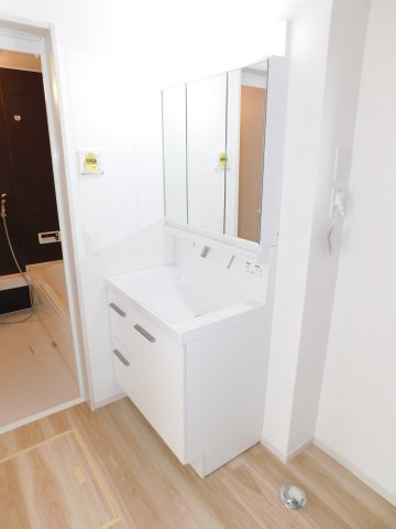 清須市西須ケ口1期の独立洗面台|◇洗面室◇　　三面鏡付シャワードレッサー（７５０サイズ）　くもり止め仕様　ファミリークロークとつながっいて便利な家事動線♪