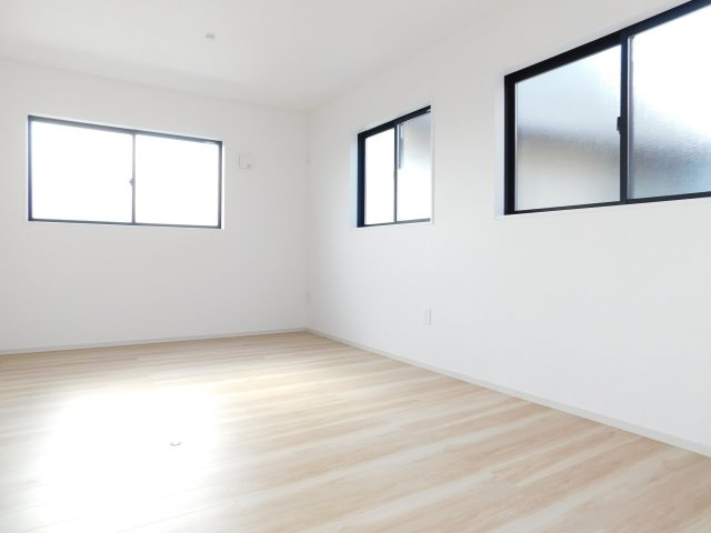 清須市西須ケ口1期の洋室|◇洋室◇　　間仕切り可能な２面採光で明るい洋室４．５帖＆５．１帖　収納完備♪