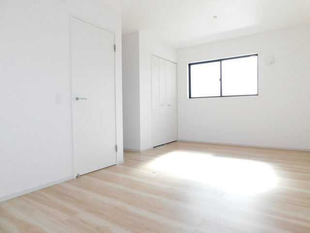 清須市西須ケ口1期の洋室|◇洋室◇　　間仕切り可能な２面採光で明るい洋室４．５帖＆５．１帖　収納完備♪