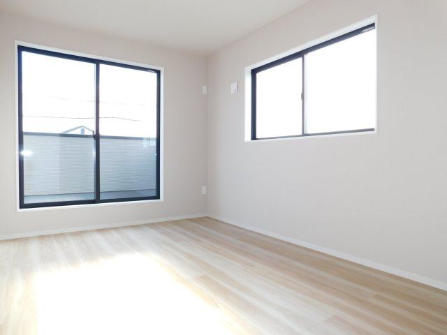 清須市西須ケ口1期の洋室|◇洋室◇　　南面を含む２面採光で明るい洋室８．８帖　ウォークインクローゼット完備！　バルコニー付き♪　