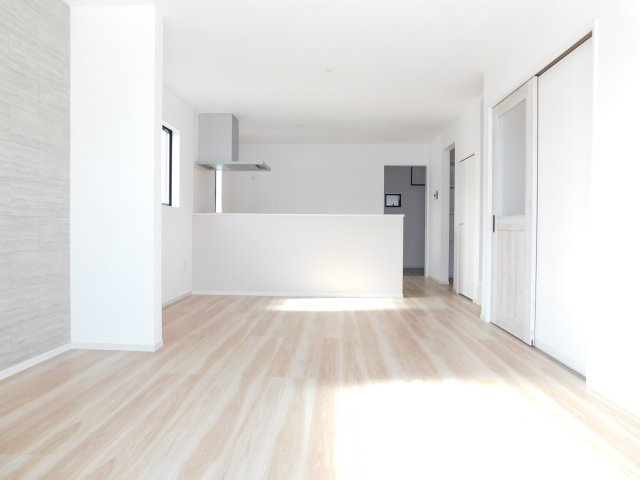 清須市西須ケ口1期の居間・リビング|◇リビング◇　　南面を含む２面採光で明るく広いリビング１８．６帖　コミュニケーションが自然と生まれる人気のリビング階段♪