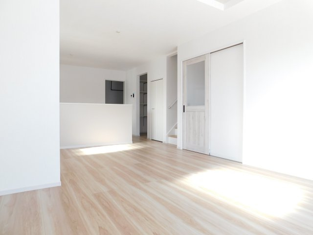 清須市西須ケ口1期の居間・リビング|◇リビング◇　　南面を含む２面採光で明るく広いリビング１８．６帖　アクセントクロスに合わせたインテリアを楽しむことができます♪　