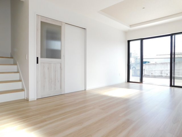 清須市西須ケ口1期の居間・リビング|◇リビング◇　　南面を含む２面採光で明るく広いリビング１８．６帖　折上天井のオシャレな空間♪