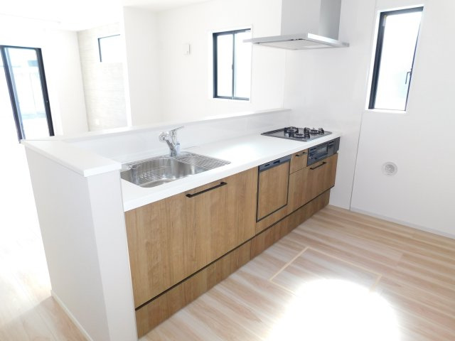 清須市西須ケ口1期のキッチン|◇キッチン◇　　人気の対面式・人造大理石カウンター・浄水器一体型水栓・静音仕様シンク・食洗機・薄型換気扇・Ｓｉセンサーコンロ（３口）・床下収納庫など