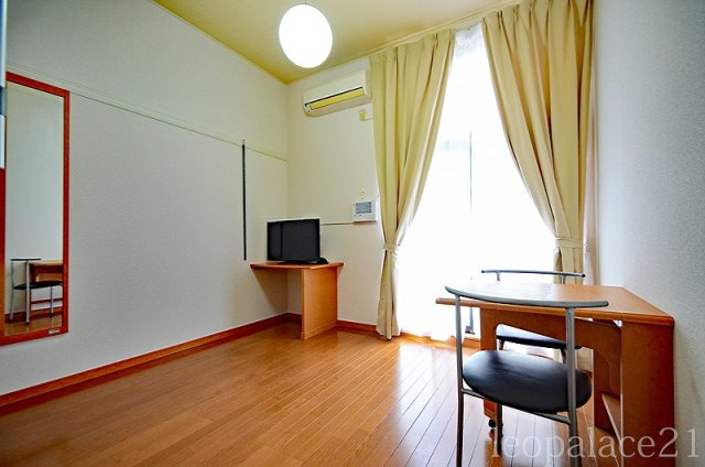 レオパレス亀山南の居間・リビング|おしゃれなリビングです