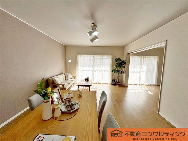 今津浜パークタウン16号棟の居間・リビング|使い勝手の良いL字キッチン