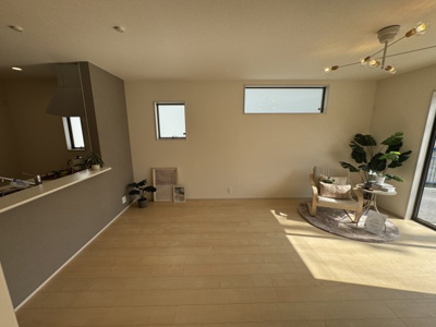 【居間・リビング】 | 豊見城市我那覇（全3棟）1号棟 | 1号棟　LDK17帖♪リビング収納付き♪