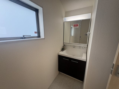 【独立洗面台】 | 豊見城市我那覇（全3棟）1号棟 | 1号棟　三面鏡付き洗髪洗面化粧台♪