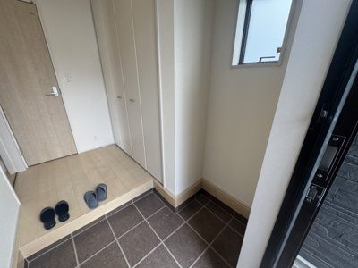 【玄関】 | 豊見城市我那覇（全3棟）1号棟 | 1号棟　十分な収納付き玄関♪