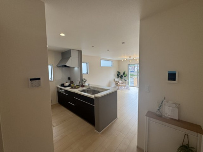【居間・リビング】 | 豊見城市我那覇（全3棟）ラスト1号棟 | 1号棟　LDK17帖♪リビング収納付き♪