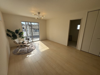 【居間・リビング】 | 豊見城市我那覇（全3棟）1号棟 | 1号棟　LDK17帖♪リビング収納付き♪