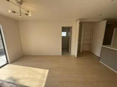 【居間・リビング】 | 豊見城市我那覇（全3棟）1号棟 | 1号棟　LDK17帖♪リビング収納付き♪