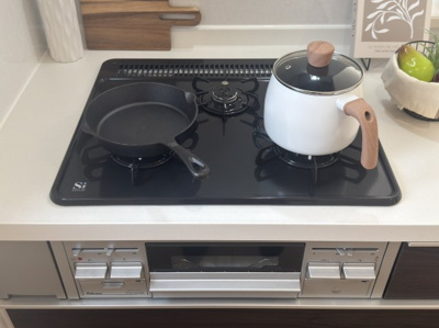 【キッチン】 | 豊見城市我那覇（全3棟）1号棟 | 1号棟　三口コンロ♪