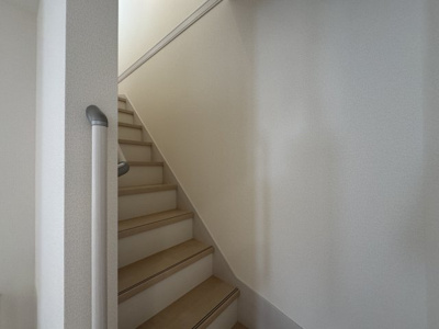 【内装】 | 豊見城市我那覇（全3棟）1号棟 | 1号棟　手すり付き階段♪