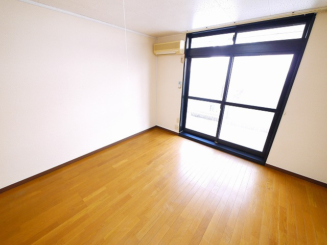 レオパレス大陽壱番館の洋室|コンパクトで使いやすい洋室です