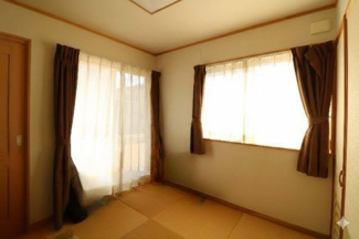 【洋室】 | 真岡市高勢町4LDK中古住宅 | 室内をイメージしやすくするため、一部の家具やお荷物を加工で消去しております。