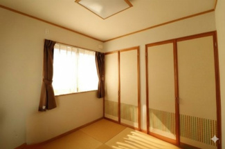 【洋室】 | 真岡市高勢町4LDK中古住宅 | 室内をイメージしやすくするため、一部の家具やお荷物を加工で消去しております。