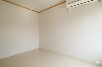 【洋室】 | 真岡市高勢町4LDK中古住宅 | 室内をイメージしやすくするため、一部の家具やお荷物を加工で消去しております。