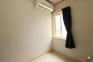 【洋室】 | 真岡市高勢町4LDK中古住宅 | 室内をイメージしやすくするため、一部の家具やお荷物を加工で消去しております。