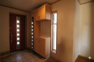 【玄関】 | 真岡市高勢町4LDK中古住宅 | 室内をイメージしやすくするため、一部の家具やお荷物を加工で消去しております。