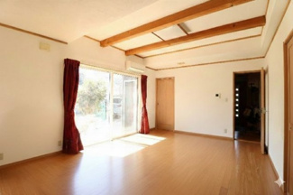 【居間・リビング】 | 真岡市高勢町4LDK中古住宅 | 室内をイメージしやすくするため、一部の家具やお荷物を加工で消去しております。