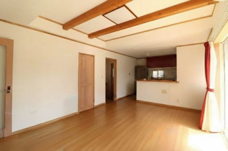 【居間・リビング】 | 真岡市高勢町4LDK中古住宅 | 室内をイメージしやすくするため、一部の家具やお荷物を加工で消去しております。