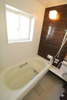 【浴室】 | 真岡市高勢町4LDK中古住宅 | 室内をイメージしやすくするため、一部の家具やお荷物を加工で消去しております。