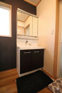 【独立洗面台】 | 真岡市高勢町4LDK中古住宅 | 室内をイメージしやすくするため、一部の家具やお荷物を加工で消去しております。