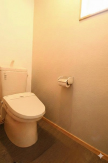 【トイレ】 | 真岡市高勢町4LDK中古住宅 | 室内をイメージしやすくするため、一部の家具やお荷物を加工で消去しております。