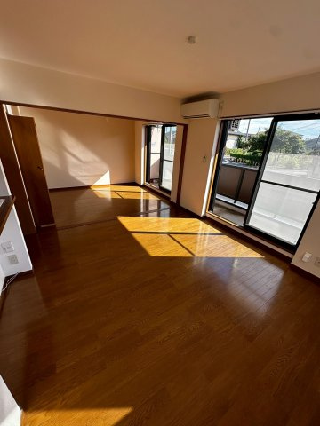 プリエの居間・リビング|引戸を閉じればリビングと6帖洋室として分けて使用することもできます。