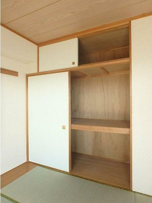 【その他】 | リズムタワーⅡ | 和室には押入収納付き