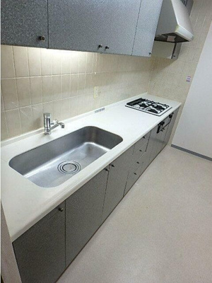 【キッチン】 | リズムタワーⅡ | 3口ガスコンロが使えるグリル付きキッチンです