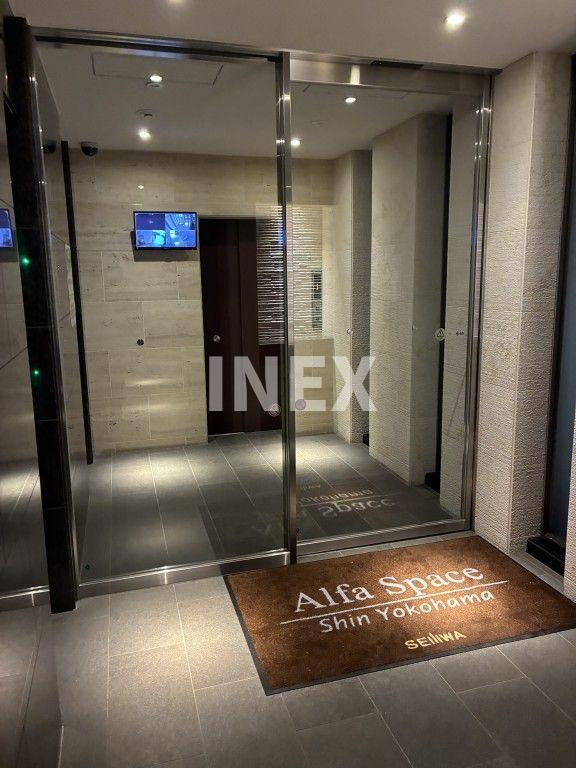 横浜市港北区新横浜３丁目の賃貸マンションのエントランス