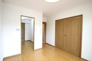 【居間・リビング】 | すずらんマンション | 明るい洋室！