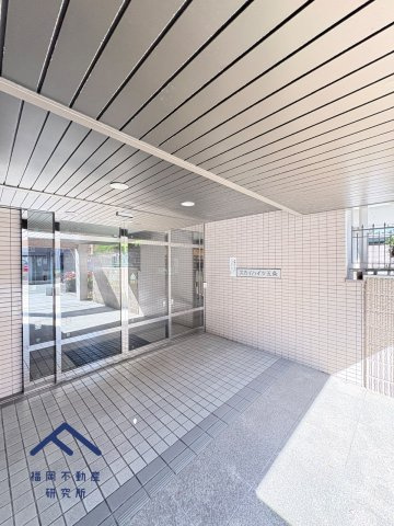 スカイハイツ五条のエントランス